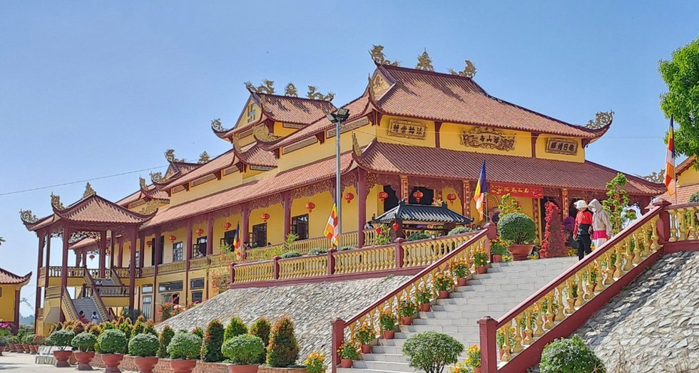 Ngôi chùa Việt bất ngờ nổi lên giữa 'biển nước', hàng ngàn du khách xếp hàng, trải nghiệm hiện tượng có 1-0-2 - ảnh 2