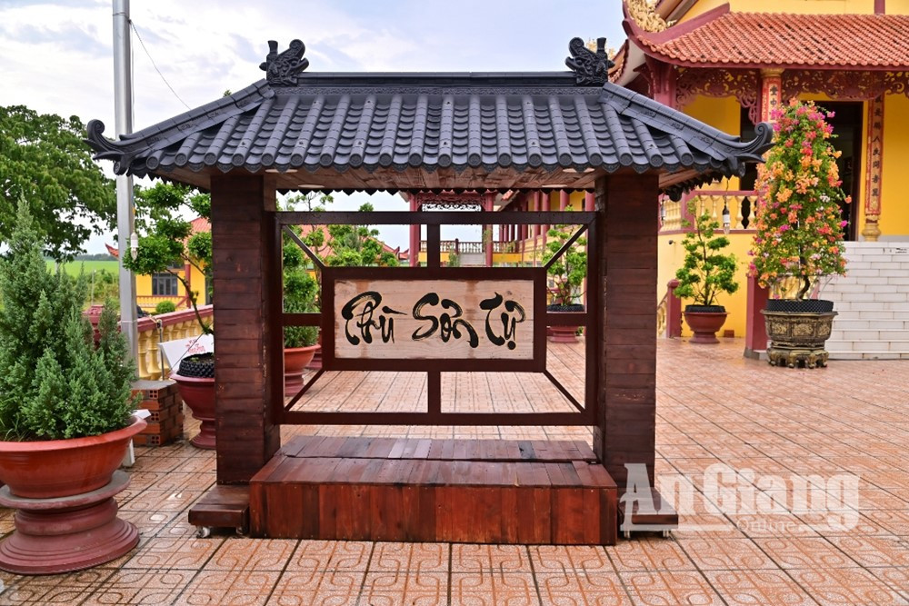 Ngôi chùa Việt bất ngờ nổi lên giữa 'biển nước', hàng ngàn du khách xếp hàng, trải nghiệm hiện tượng có 1-0-2 - ảnh 1