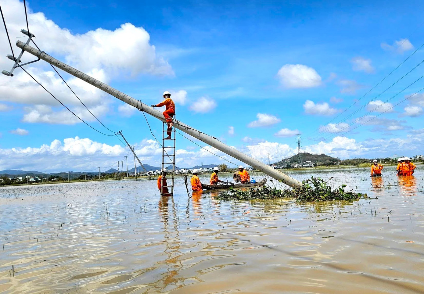 Cán bộ, kỹ sư, công nhân, khẩn trương khắc phục sự cố mất điện do bão. tien-phong.jpg
