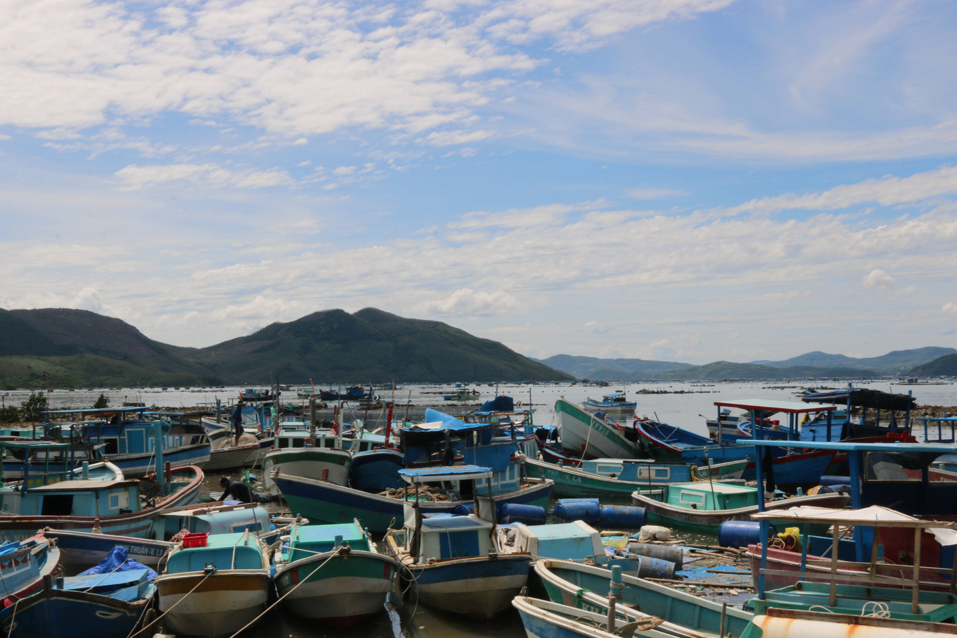 Tàu thuyền bị đánh hỏng sau bão số 13. img-7575.jpg