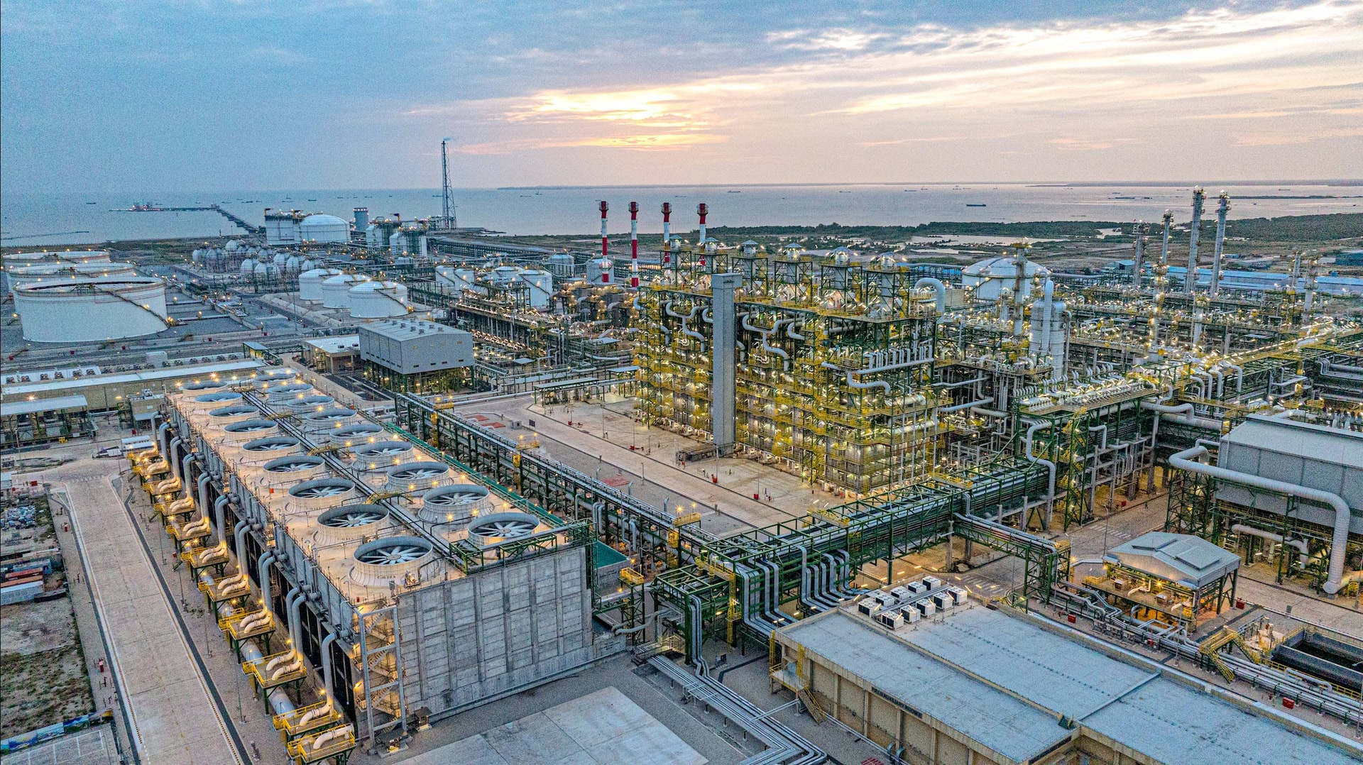 Ông chủ đứng sau tổ hợp hoá dầu 5 tỷ USD thu về hơn 25.000 tỷ từ thị trường Việt Nam