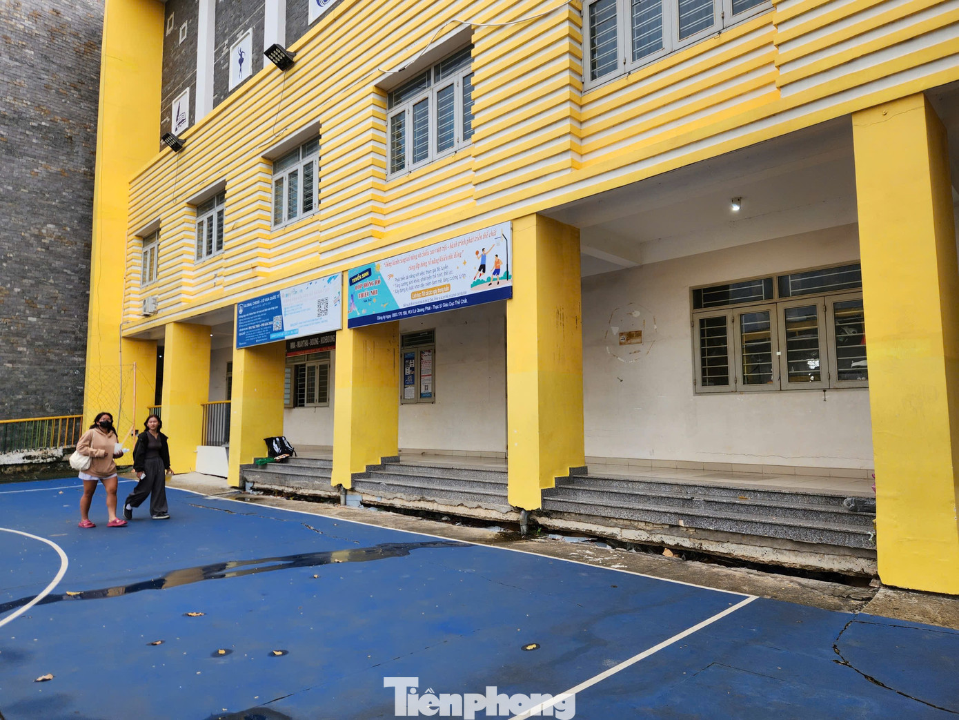 Nhiều công trình ở phường An Lạc có dấu hiệu bị sụt lún, nền xi măng bị nứt. tp-lun-5.jpg