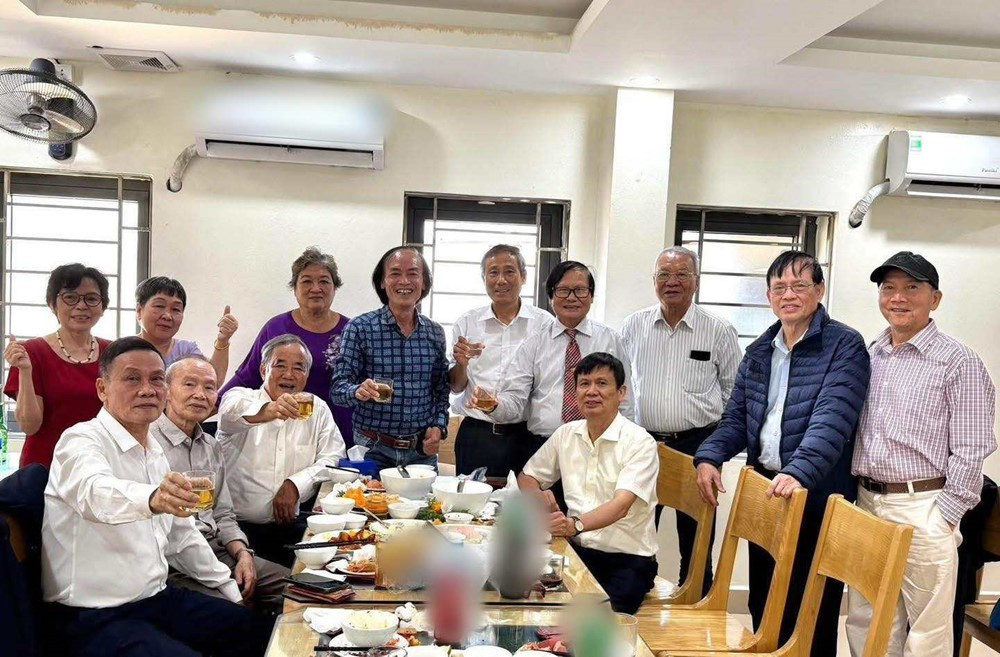 Bức ảnh họp lớp 'hot' nhất MXH: Toàn Giám đốc bệnh viện lớn, 'tinh hoa' của ngành Y Việt Nam - ảnh 1