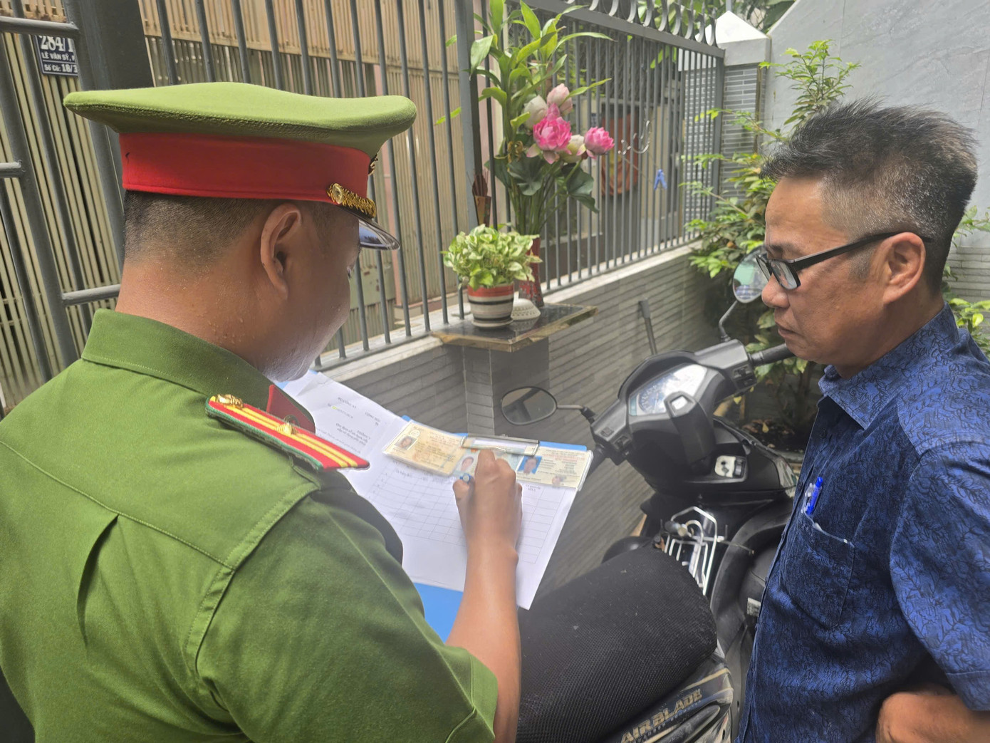 Công an TPHCM đến tận nhà dân làm sạch dữ liệu bằng lái xe. Ảnh PC08 z7188300423040-8b224a49a53b1786f9a37ffeca94575a.jpg