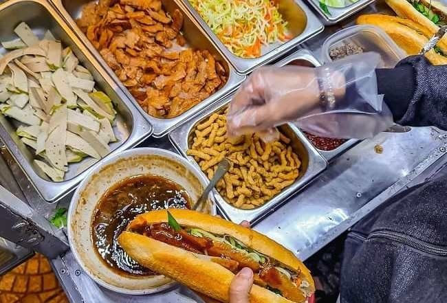 Lộ diện ‘thủ phạm’ khiến 304 người nhập viện sau khi ăn bánh mì - ảnh 2