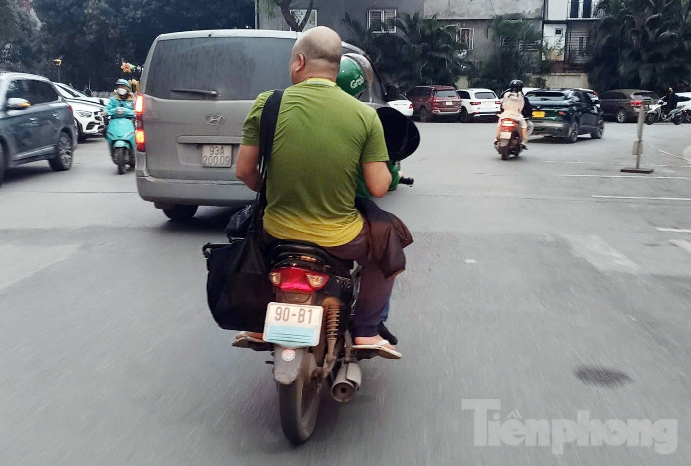 Hình ảnh tài xế che biển số xe. Ảnh: Thanh Hà z7214658859967-41a3ca7694df3ab7ac320cd8eee3bf83-890.jpg