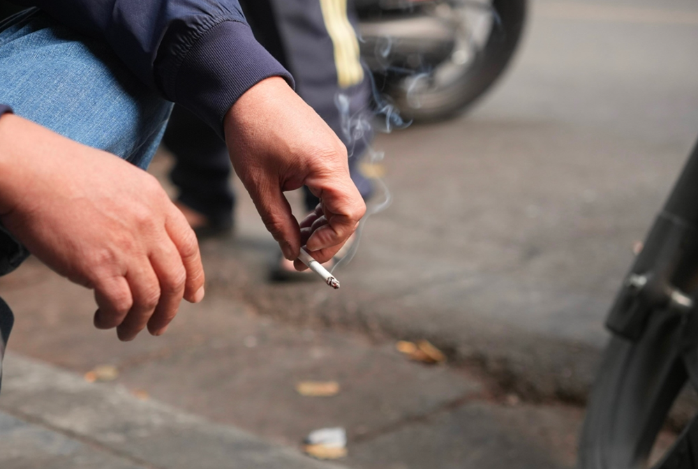 Mỗi năm, Việt Nam có khoảng 18.800 người tử vong vì hút thuốc lá thụ động - ảnh 1