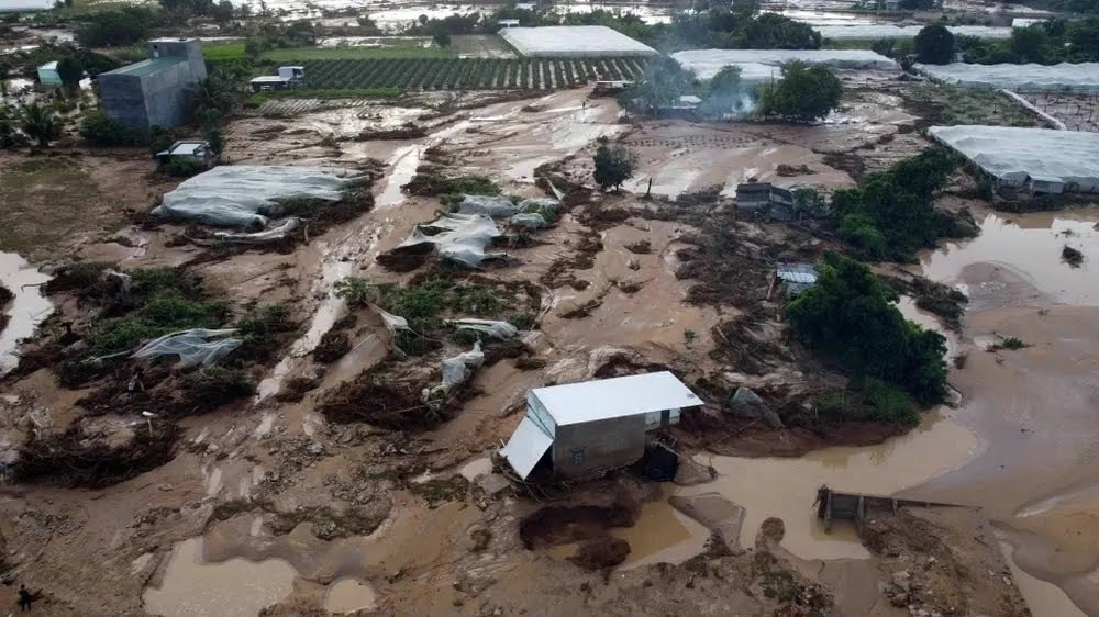 Chính thức khởi tố vụ vỡ hồ chứa 900.000m3, khiến nữ sinh 13 tuổi tử vong - ảnh 1