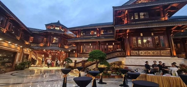 Tài sản của vợ chồng doanh nhân Mailisa: Sở hữu 'đế chế làm đẹp' trải dài từ Bắc tới Nam, biệt phủ 4.000m2 toàn gỗ quý, dàn siêu xe 500 tỷ - ảnh 2