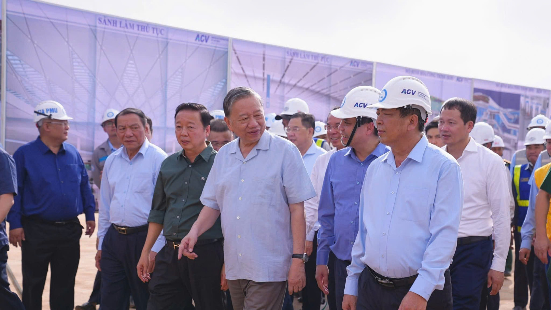 NÓNG: Trước dấu mốc lịch sử, Tổng Bí thư Tô Lâm tới thăm và kiểm tra đại công trường sân bay lớn nhất Việt Nam- Ảnh 1.