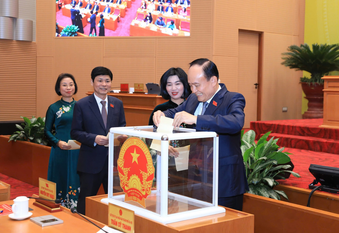 Các đại biểu bỏ phiếu bầu tại kỳ họp. z7219745468477-099f02a3db8bf057b6f0f8a64ab49b24.jpg