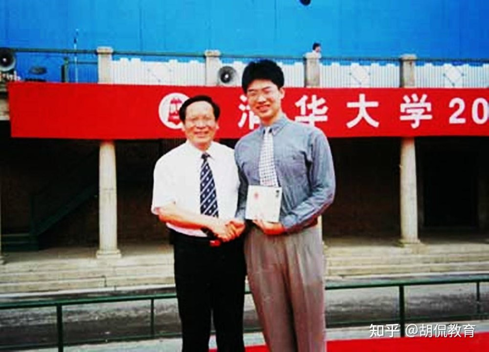 Thần đồng tốt nghiệp trường 'Harvard châu Á' bị đuổi khỏi Viện Hàn lâm Khoa học quốc gia, phải đi làm bốc vác ở công trường - ảnh 1