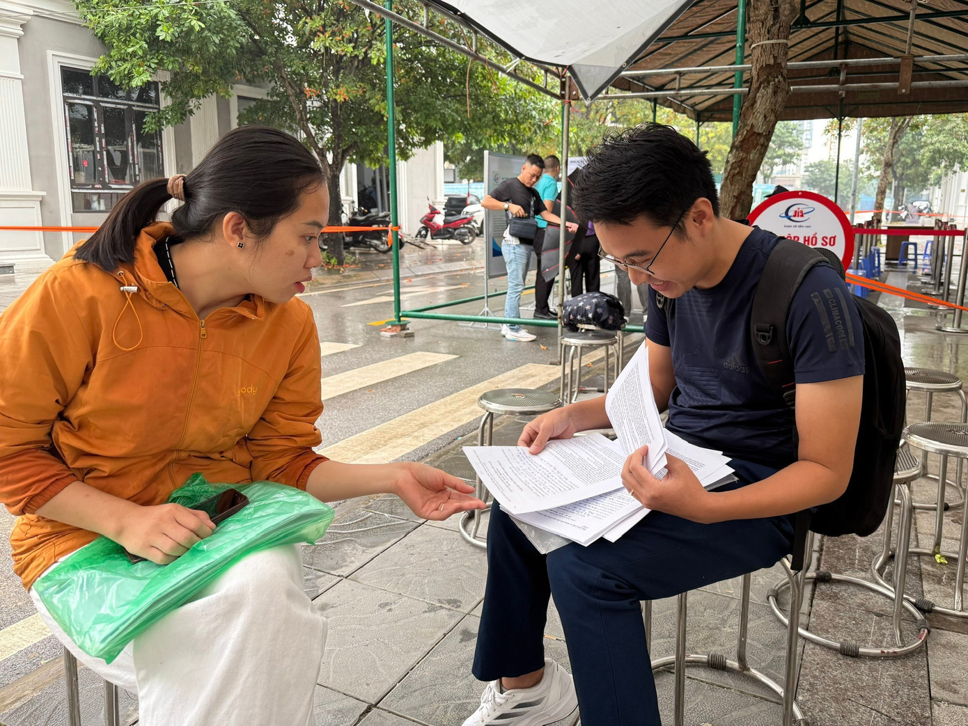 Người dân chuẩn bị hồ sơ để đăng ký mua tại dự án NƠXH ở Uy Nỗ, Đông Anh, Hà Nội. Ảnh: Lưu Trinh a4.jpg