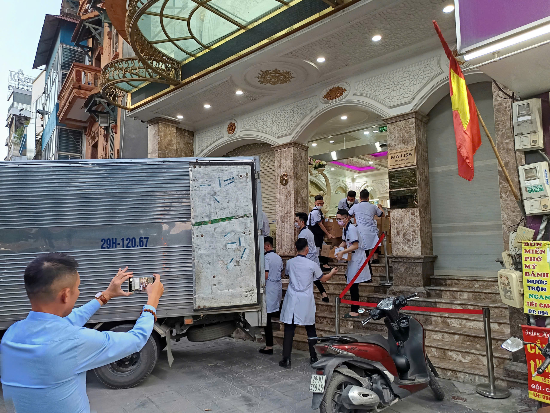 Nóng: Công an vừa kết thúc làm việc tại Mailisa Hà Nội, hàng trăm thùng hồ sơ được mang đi