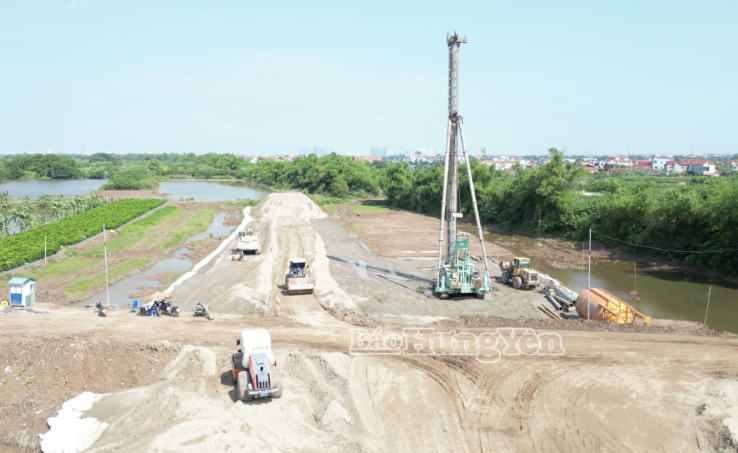 Tuyến đường tâm linh văn hóa 9.300 tỷ bên bờ tả sông Hồng sau 3 tháng khởi công: Công trường tấp nập, nỗ lực vượt khó hoàn thành đúng kế hoạch- Ảnh 2. Tuyến đường tâm linh văn hóa 9.300 tỷ bên bờ tả sông Hồng sau 3 tháng khởi công: Công trường tấp nập, nỗ lực vượt khó hoàn thành đúng kế hoạch- Ảnh 2.