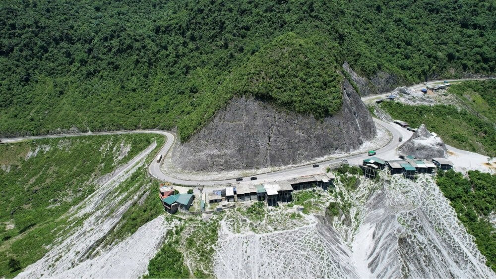 Việt Nam có một con đèo quanh năm phủ ‘tuyết trắng’ như ‘Bắc Âu thu nhỏ’, chỉ cách Hà Nội 100km - ảnh 3