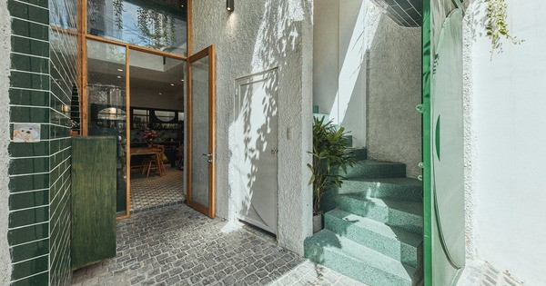 Mang mảng xanh vào ngôi nhà nép mình trong hẻm nhỏ Sài Gòn