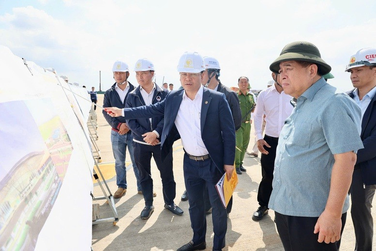 Phó Thủ tướng Nguyễn Chí Dũng kiểm tra dự án Cảng Hàng không Quảng Trị. Nguồn ảnh: Báo Chính phủ Phó Thủ tướng Nguyễn Chí Dũng kiểm tra dự án Cảng Hàng không Quảng Trị. Nguồn ảnh: Báo Chính phủ