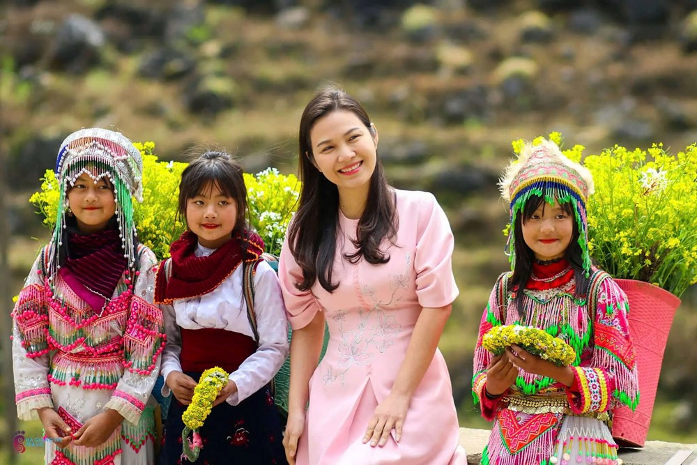 Con dốc hiểm trở cách Hà Nội 400km bất ngờ tắc cứng, biển người xếp hàng, đông như 'vỡ trận' - ảnh 7