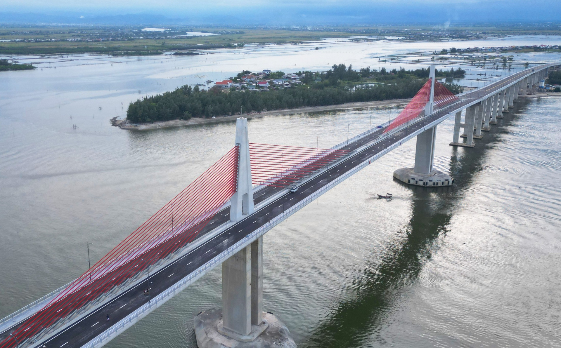 Sắp thông xe cầu vượt biển dài nhất miền Trung, kết thúc hơn 100 năm di chuyển bằng đò của người dân đôi bờ- Ảnh 1.