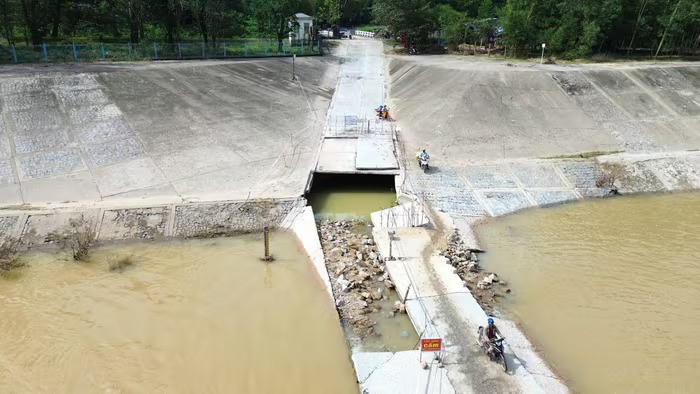 Cây cầu hơn 30 năm tuổi sụt lún sau lũ, từng xảy ra nhiều vụ người và phương tiện bị cuốn trôi - ảnh 2