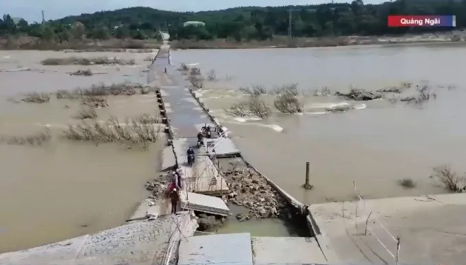 Cây cầu hơn 30 năm tuổi sụt lún sau lũ, từng xảy ra nhiều vụ người và phương tiện bị cuốn trôi - ảnh 1
