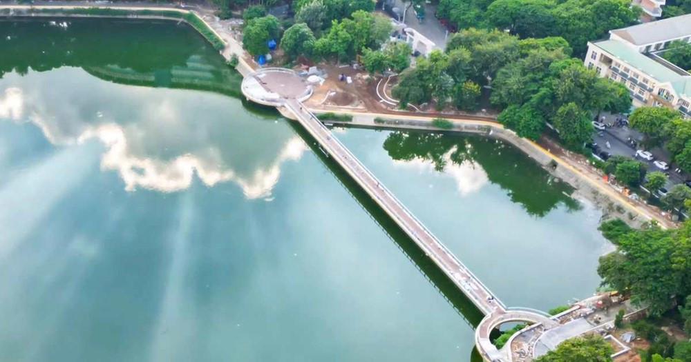 Công viên 42.000m2 được mệnh danh là 'hòn ngọc xanh' của Hà Nội, sở hữu cầu đi bộ hình cây đàn tính tẩu độc đáo - ảnh 2