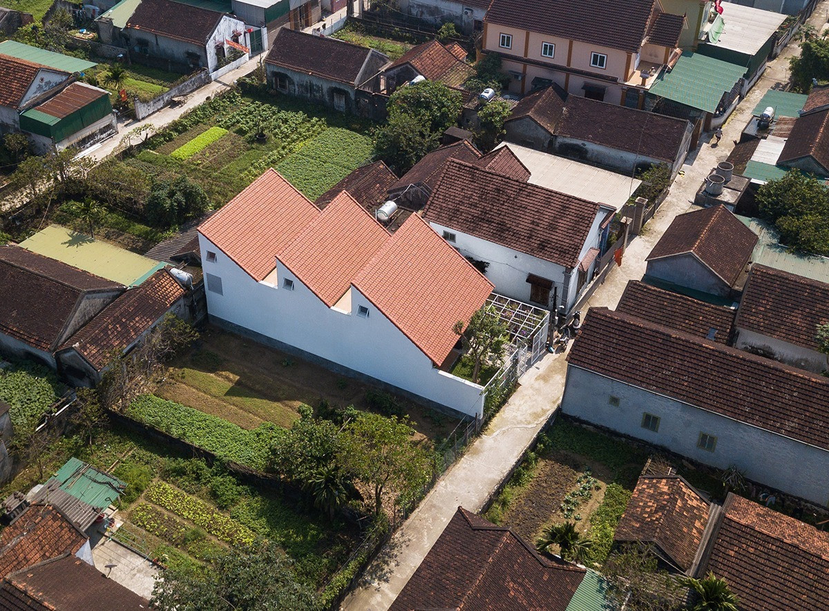 Độc đáo căn nhà 3 gian đương đại: Mang đậm tinh thần nhà Việt truyền thống giữa làng quê- Ảnh 1.