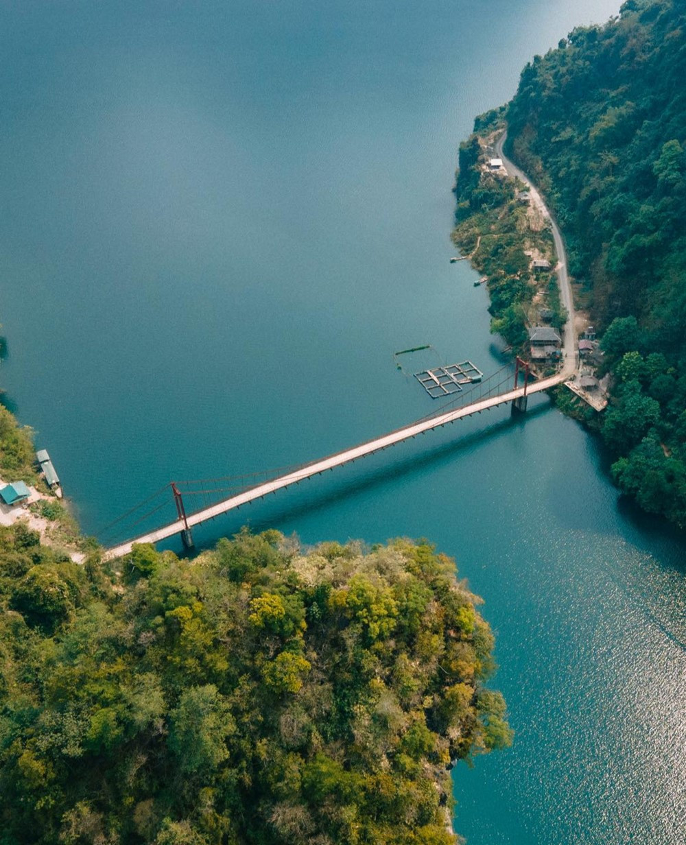 Việt Nam có cây cầu như dải lụa mảnh nối liền 2 vách núi dựng đứng, cảnh đẹp tựa cổ tích - ảnh 1