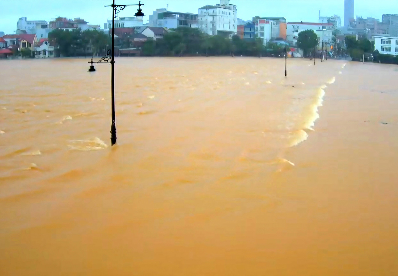 Sông Hương từng xảy ra lũ lớn vào cuối tháng 10, đầu tháng 11 và tiếp tục đối mặt với một trận lũ mới. ngap-lut-2-1.jpg