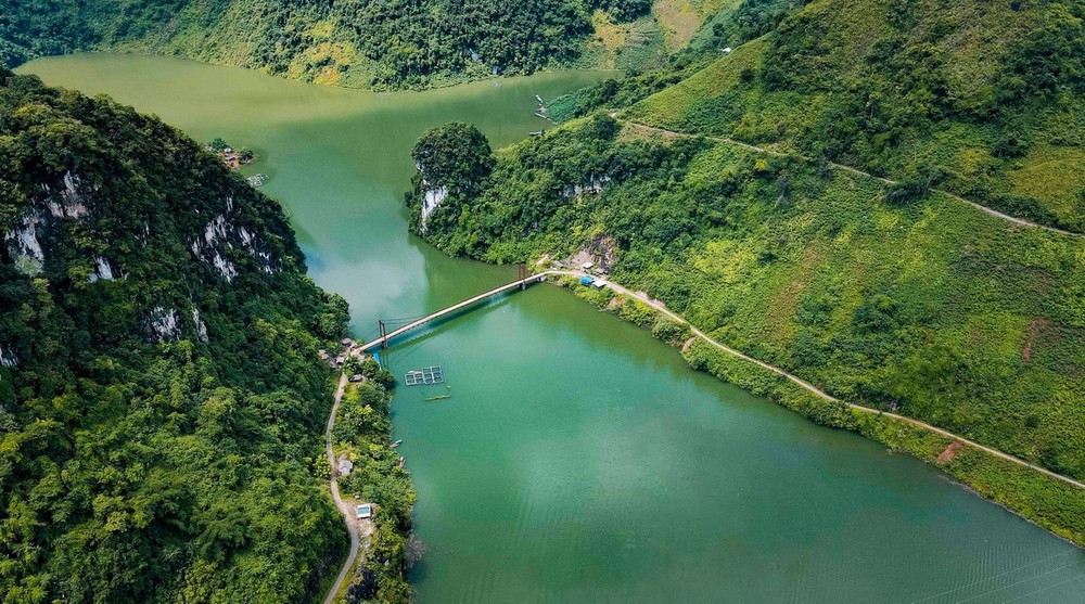 Việt Nam có cây cầu như dải lụa mảnh nối liền 2 vách núi dựng đứng, cảnh đẹp tựa cổ tích - ảnh 2