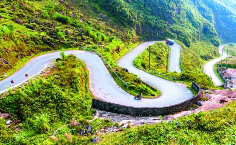 Con dốc hiểm trở cách Hà Nội 400km bất ngờ tắc cứng, biển người xếp hàng, đông như 'vỡ trận' - ảnh 3