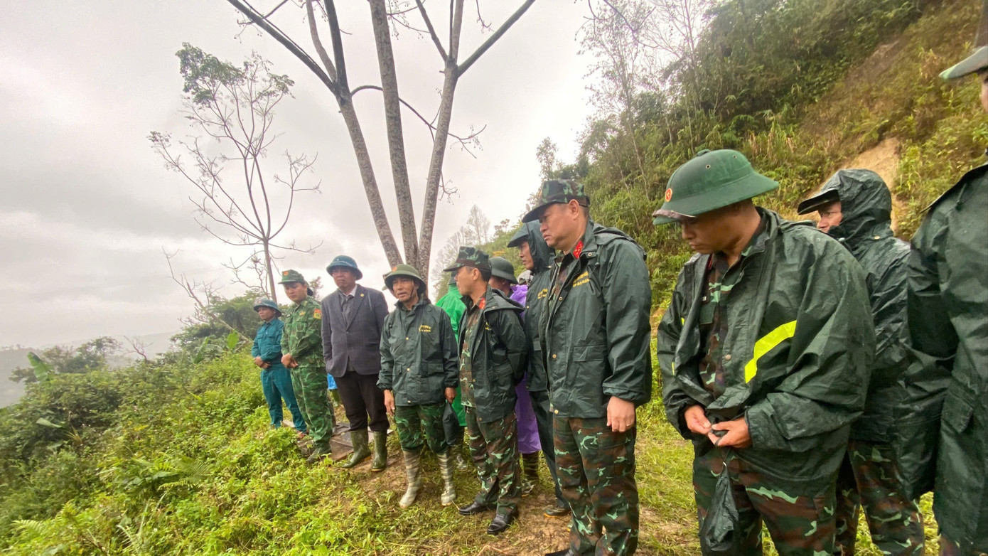 Nhằm đảm bảo công tác tìm kiếm đạt hiệu quả cao nhất, Đại tá Đỗ Xuân Hùng đã có mặt tại hiện trường từ sáng sớm để trực tiếp chỉ huy, điều phối lực lượng và phương tiện cứu hộ. Tại đây, Phó Tham mưu trưởng Quân khu 5 đã nghe báo cáo nhanh từ các đơn vị tham gia và trực tiếp khảo sát địa hình phức tạp, nhiều bùn nhão, gây khó khăn cho việc tiếp cận. 1380642901618579563-1-4226.jpg