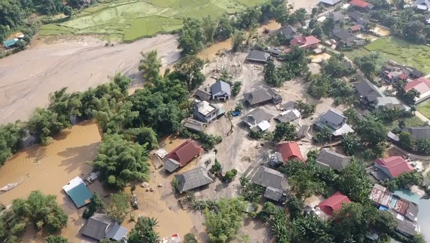 Lượng lớn cát vàng tràn vào thôn Làng Chút, xã Văn Bàn sau bão lũ. 568247259-790140717185972-3624197008963543124-n.jpg