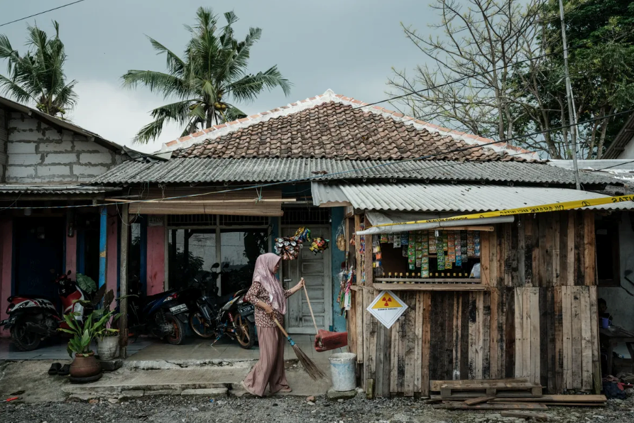Làm thế nào Mỹ phát hiện được tôm và giày thể thao nhiễm phóng xạ gây ung thư từ nền kinh tế số 1 Đông Nam Á? - ảnh 1