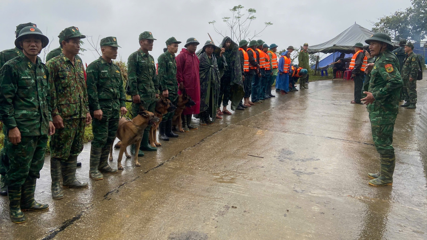 Sáng 16/11, Quân khu 5 cho biết công tác tìm kiếm các nạn nhân mất tích trong vụ sạt lở đất kinh hoàng tại xã Hùng Sơn (Đà Nẵng) đang được Quân khu tiếp tục triển khai khẩn trương, với sự chỉ đạo trực tiếp của Đại tá Đỗ Xuân Hùng, Phó Tham mưu trưởng Quân khu. 1380642901618579563-2-5932.jpg