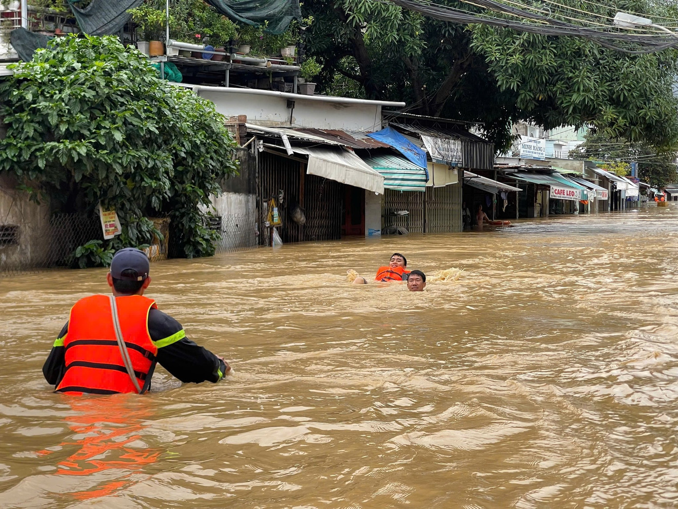 Lực lượng Công an tỉnh đang cứu hộ các hộ dân bị cô lập tại phường Tây Nha Trang. 582675459-1361489205584468-7306085397699369224-n.jpg