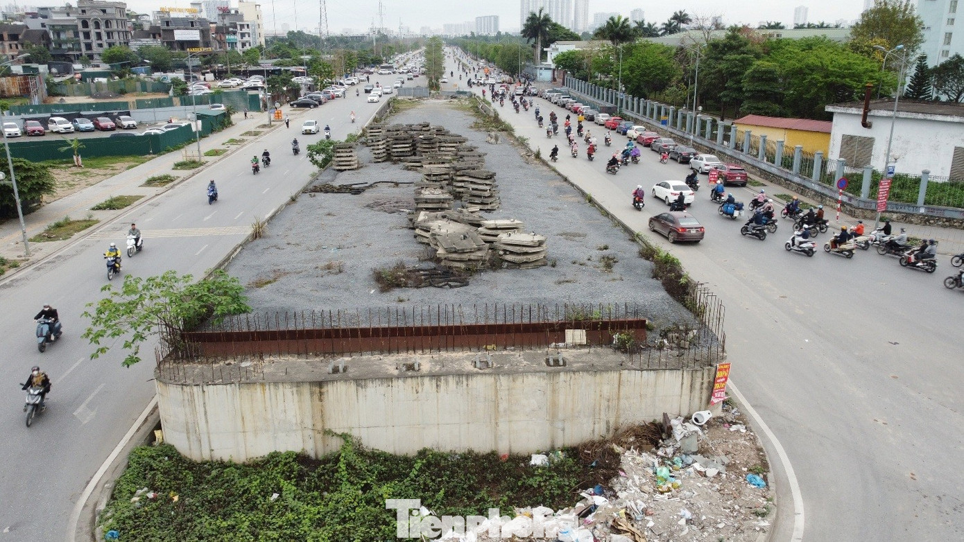 Tại hạng mục xây cầu vượt nút giao mới, đơn vị thi công mới xây, đổ được trụ cầu đường dẫn phía đường Phạm Tu - nằm giữa đường, rồi dừng lại nhiều năm nay. tp-4.jpg