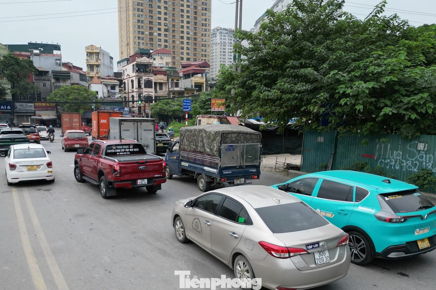 Phương tiện từ đường Phạm Tu và Xa La đổ về nút giao rộng từ 8 đến 10 làn xe, nhưng đến nút giao bị thắt nút cổ chai, để đi tiếp phương tiện đi vòng sang đường 70 (4 làn xe), dẫn đến ùn tắc thường xuyên xảy ra. Ảnh chụp chiều 16/11. tp-6.jpg