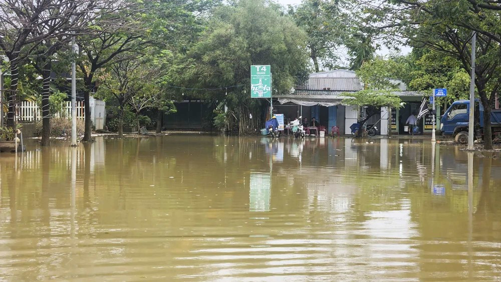Huế mưa lớn suốt 2 ngày, lũ trên sông dâng cao, cảnh báo nguy cơ ngập - ảnh 2