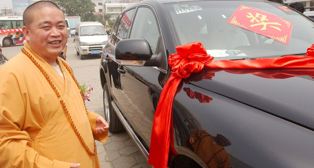 Bắt giữ cựu trụ trì nghi sở hữu tài sản hơn 79.000 tỷ, 15 chiếc xe sang, mặc áo cà sa đính đầy vàng và đá quý - ảnh 5