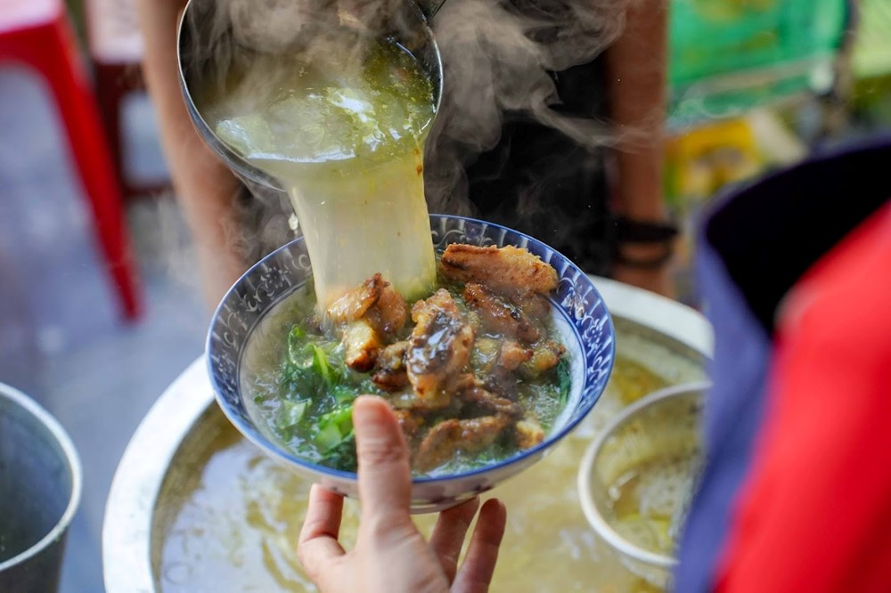 Quán canh cá rô duy nhất Việt Nam được 'kinh thánh ẩm thực' nổi tiếng nước Pháp vinh danh - ảnh 3