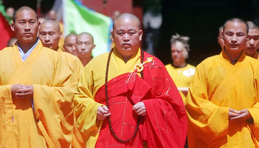 Bắt giữ cựu trụ trì nghi sở hữu tài sản hơn 79.000 tỷ, 15 chiếc xe sang, mặc áo cà sa đính đầy vàng và đá quý - ảnh 3