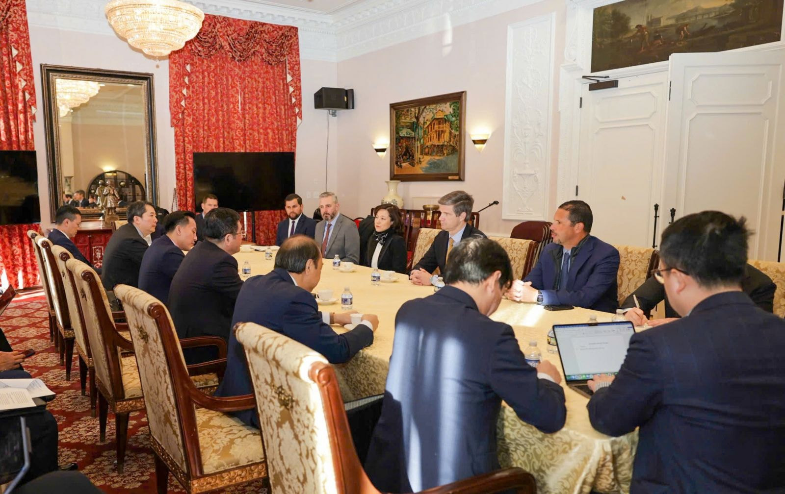 Gặp Bộ trưởng Bộ Công Thương, nhiều doanh nghiệp giày dép Mỹ bất ngờ ngỏ ý muốn mở rộng hợp tác tại Việt Nam