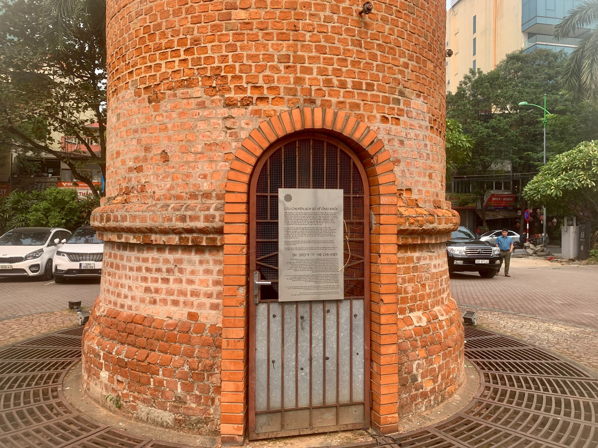 Hà Nội có một khách sạn xây trên nền lò gạch, sở hữu ống khói trăm tuổi quý giá giữa lòng phố thị- Ảnh 2.