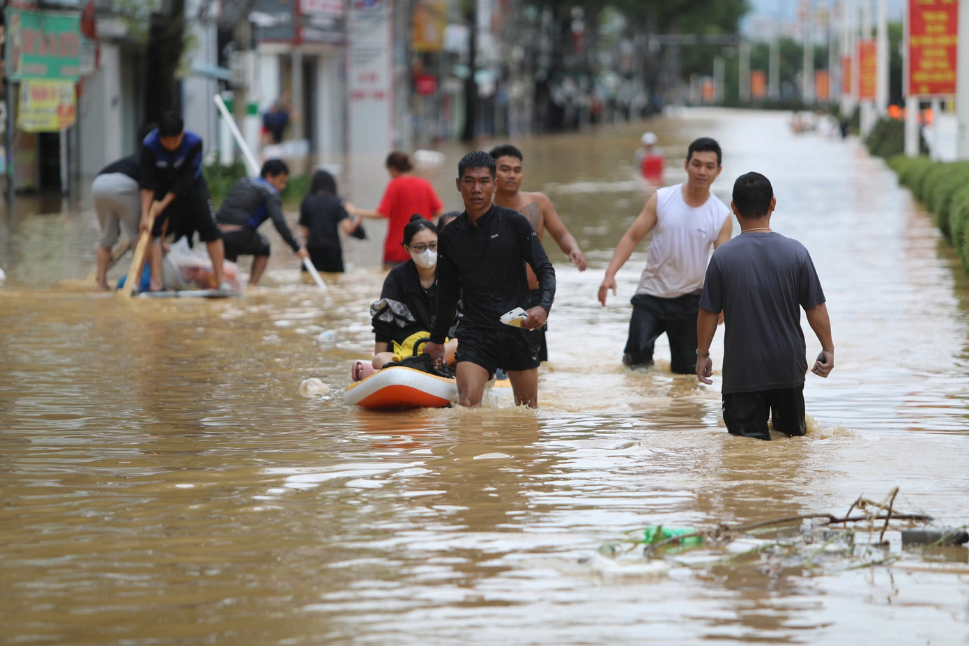 Lực lượng cứu hộ di dời người dân đến nơi an toàn. z7234462081913-ba4f47ef98119b986289ffb69abd0db6.jpg