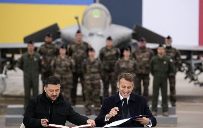Tổng thống Ukraine Volodymyr Zelensky và Tổng thống Pháp Emmanuel Macron ký thỏa thuận hợp tác. tt.jpg