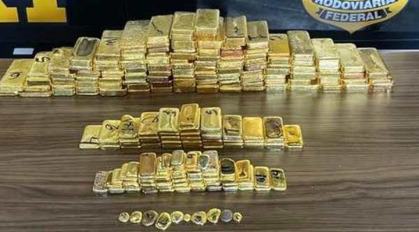 Tịch thu hơn 2.700 cây vàng trị giá 300 tỷ đồng trong xe ô tô, bắt khẩn cấp một người nổi tiếng