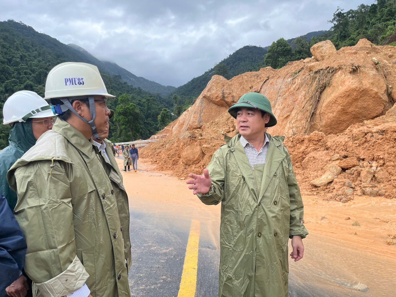 Ông Nghiêm Xuân Thành (bên phải ảnh) chỉ đạo khắc phục việc sạt lở trên đèo Khánh Lê. img-4018.jpg
