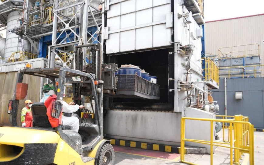 5,7 tấn tôm trong 494 thùng carton bị tiêu hủy gấp, chuyện gì xảy ra ở nền kinh tế số 1 Đông Nam Á?